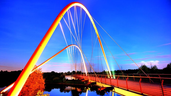 Brücke im Nordsternpark Gelsenkirchen,abends, schön beleuchtet