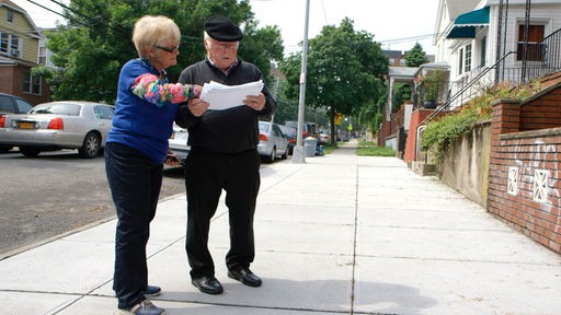 Norbert und Marita Blüm auf der Straße, schauen auf einen Stadtplan