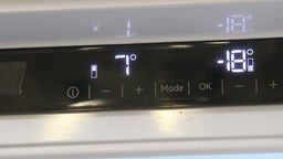 Das Bild zeigt die Temperaturanzeige eines Kühlschranks und eines Gefrierschranks.