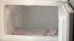 Das Bild zeigt ein Handtuch im Gefrierfach während des Abtauprozesses.