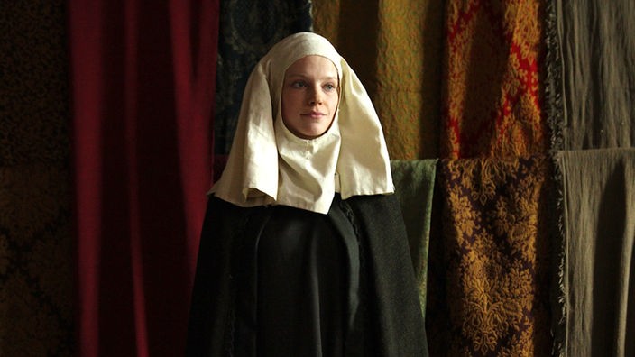 Foto vom Dreh: Eine junge Frau in einer Nonnen-Tracht