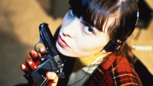 Szene aus dem Film "Die Terroristen". Abgebildet ist Stephanie Philipp (im Film: Claudia).