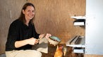 Christine Huber beim Ausräuchern des Hühnerstalls.