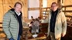  Frank Buchholz und Björn Freitag im Esel-Stall.