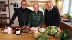  Frank Buchholz und Björn Freitag feiern Weihnachten mit ihren Gästen: Hier mit Iris Haver-Rassfeld in der Küche. 