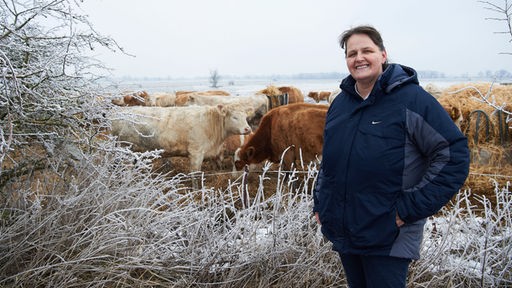 Martina Koch auf der verschneiten Weide.