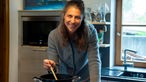 Victoria Schubert-Rapp kocht in Küche