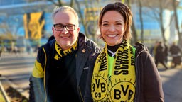 Anna Planken (r) mit Borussiafan Andreas Goldberg in Dortmund.