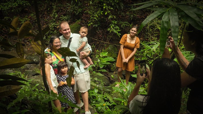 Familie mit drei Kindern wird im Dschungel fotografiert