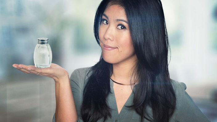 Mai Thi Nguyen-Kim mit einem Salzstreuer