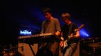 Zwei Musiker von Goose: der dunkelhaarige Frontman und der Gitarrist spielen gemeinsam bei der 21. Rocknacht 2007.