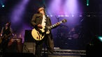 James Dean Bradfield von den Manic Street Preachers wirft seinen Kopf in den Nacken, während er bei der 21. Rocknacht 2007 Gitarre spielt