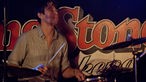 Schlagzeuger von Blind Pilot spielt vor einem "Rolling Stone"-Banner