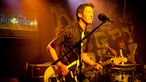 Gitarrist der Band "My Angry Pony" im gelben Scheinwerferlicht