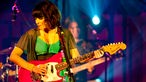 Norah Jones spielt mit verschlossenen Augen Gitarre