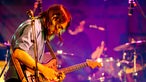 Norah Jones Gitarrist zupft die Saiten