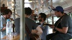 Die allerhöchste Eisenbahn spielen Unplugged in einer alten Straßenbahn, zwei Gitarren und eine Melodica, im Hintergrund der Kameramann von Rockpalast