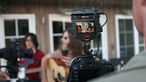Pink Mountaintops spielen Unplugged und werden von einer Kamera gefilmt, die Band ist durch den elektrischen Sucher zu sehen