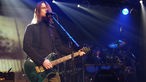 Steven Wilson spielt Gitarre auf der Bühne und singt 