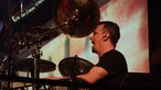 Gavin Harrison von Porcupine Tree spielt Schlagzeug auf der Bühne