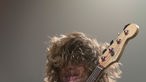 Der Frontman beim Gitarre spielen aus Froschperspektive - am meisten zu sehen: Haare!