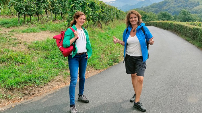 Anne Willmes (l) und Jone Karres auf einem Weg durch Weinfelder