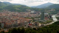Blick auf Großstadt Bilbao, im Vordergrund das Guggenheim Museum