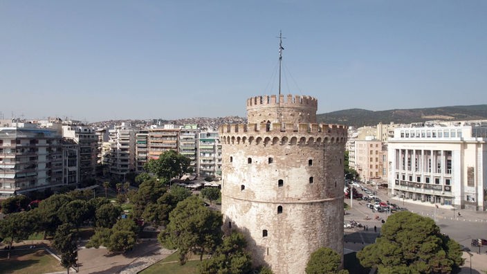 Stadhäuser in Thessaloniki, im Vordergrund ein runder Turm