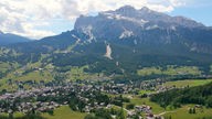 Blick in das Tal mit der Stadt Cortina d’Ampezzo und auf gegenüberliegendes Bergmassiv