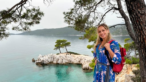 Moderatorin Tamina Kallert am Kap Amarandos (Skopelos) – ein Drehort des Kultfilms "Mamma Mia! – das von Einheimischen wegen des klaren, türkisen Wassers auch "das Schwimmbad" genannt wird.