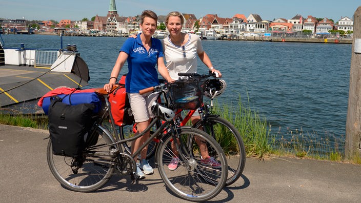 Andrea Grießmann (r.) und Elke Vieth mit ihren Fahrrädern