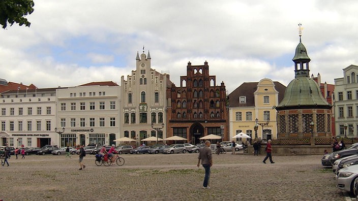 Blick über einen Platz auf historische Stadthäuser