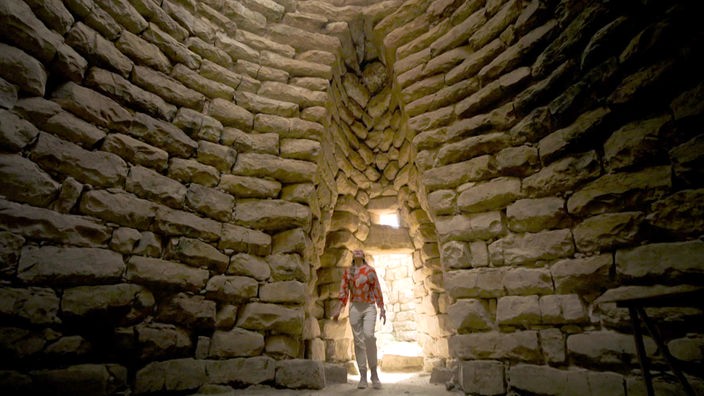 Tamina Kallert steht im Inneren eines Steinturms