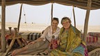 Andrea Grießmann besucht Ursula Musch (r), die in Dubai eine Kamelfarm betreibt.