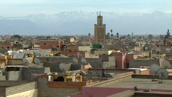 Die Altstadt von Marrakesch, im Hintergrund das schneebedeckte Atlasgebirge