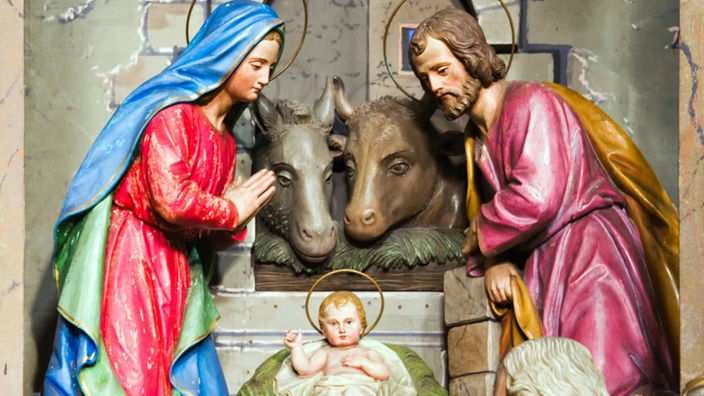 Weihnachtskrippe mit der heiligen Familie und Ochs- und Eselfiguren