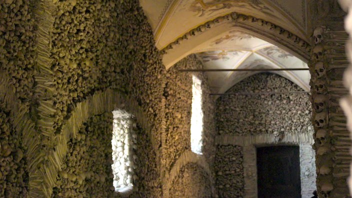 Kapellenraum voller Totenschädel und Gebeine
