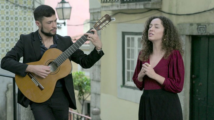 Sängerin Joanna Almeida mit einem Gitarristen in der Altstadt