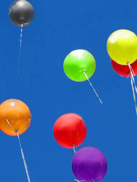 fliegende Luftballons; Rechte: dpa/WDR(m)
