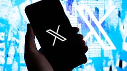 Ein X auf einem Handy-Display. Symbolbild,  Kurznachrichtendienst X, ehemals Twitter