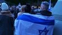 Menschen mit Israelflagge über den Schultern auf der Kölner Demonstration
