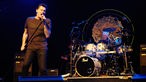 Barry Hay für Golden Earring am Mikrofon links im Bild, rechts im Bild Cesar Zuiderwijk am Schlagzeug bei der Classic Rocknacht 2007