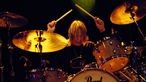 Matt Abts von Gov't Mule reißt die Arme beim Schlagzeug spielen nach oben und hat bei der Classic Rocknacht 2007 die Sticks in der Hand