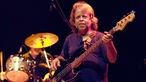 Phillip Petty von Point Blank lächelnd am Bass bei der Classic Rocknacht 2007