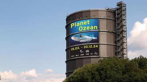 Gasometer Oberhausen von außen mit Plakat der Ausstellung Planet Ozean